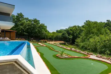 Spacious Villa with Infinity Pool in Vižinada