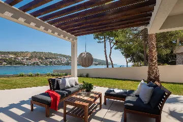 Beachfront Villa with Heated Pool, Okrug Gornji