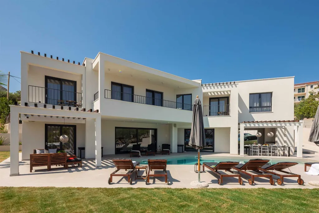 Beachfront Villa with Heated Pool, Okrug Gornji