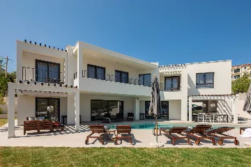 Beachfront Villa with Heated Pool, Okrug Gornji
