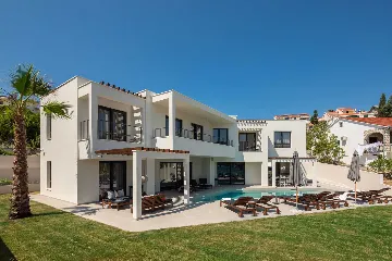 Beachfront Villa with Heated Pool, Okrug Gornji