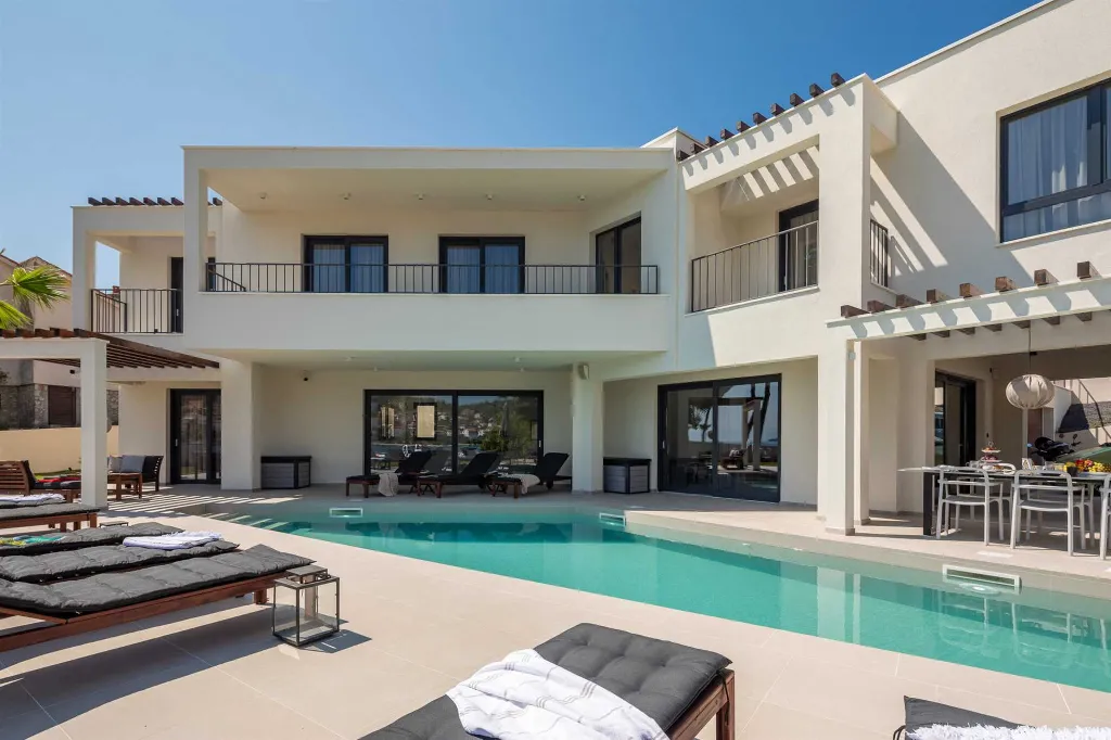 Beachfront Villa with Heated Pool, Okrug Gornji