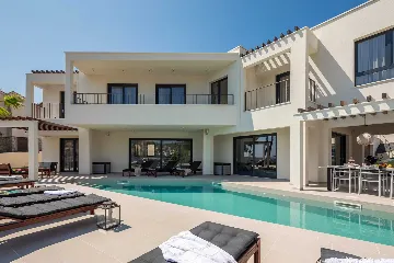 Beachfront Villa with Heated Pool, Okrug Gornji