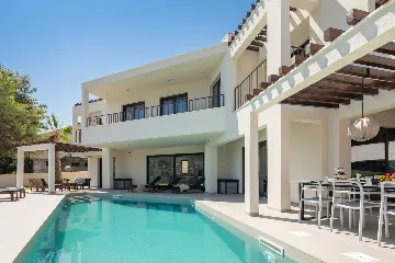 Beachfront Villa with Heated Pool, Okrug Gornji