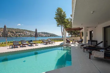 Beachfront Villa with Heated Pool, Okrug Gornji