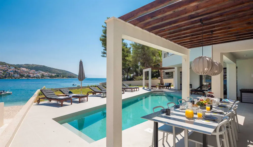 Beachfront Villa with Heated Pool, Okrug Gornji