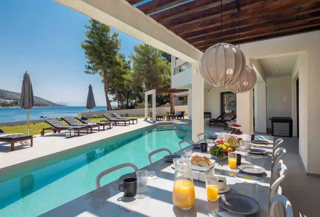 Beachfront Villa with Heated Pool, Okrug Gornji