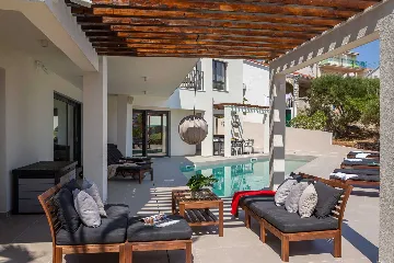 Beachfront Villa with Heated Pool, Okrug Gornji