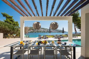 Beachfront Villa with Heated Pool, Okrug Gornji