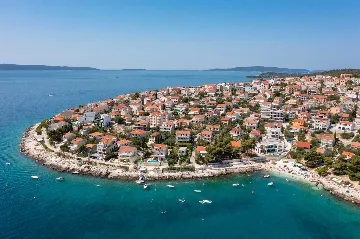 Beachfront Villa with Heated Pool, Okrug Gornji