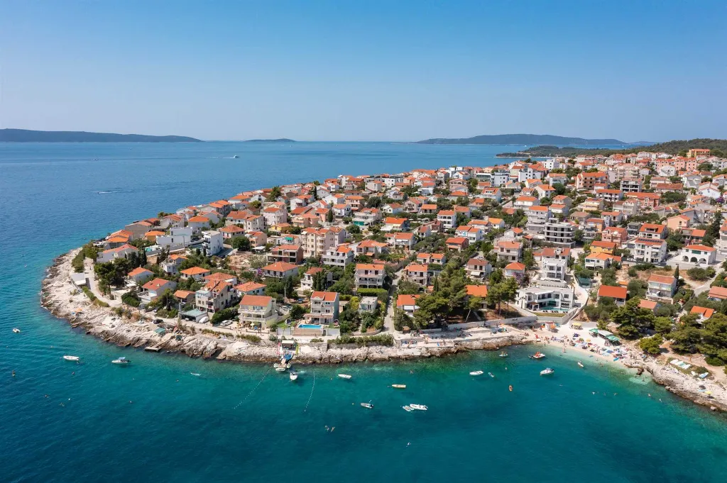 Beachfront Villa with Heated Pool, Okrug Gornji