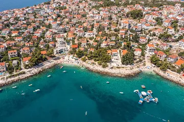 Beachfront Villa with Heated Pool, Okrug Gornji