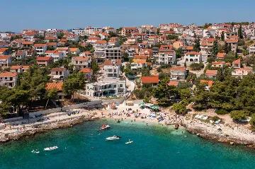 Beachfront Villa with Heated Pool, Okrug Gornji