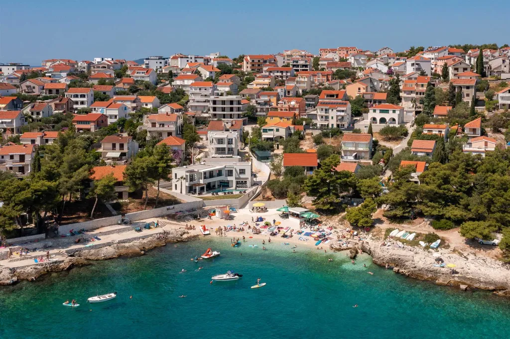 Beachfront Villa with Heated Pool, Okrug Gornji