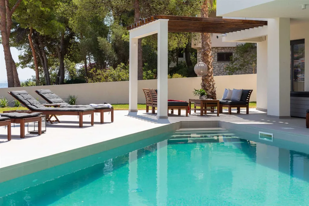 Beachfront Villa with Heated Pool, Okrug Gornji