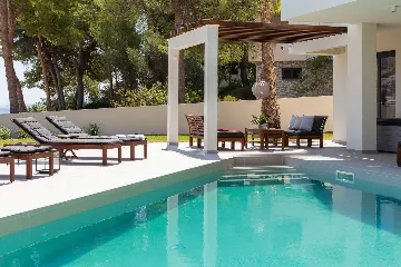 Beachfront Villa with Heated Pool, Okrug Gornji