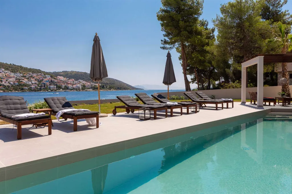 Beachfront Villa with Heated Pool, Okrug Gornji
