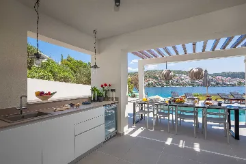 Beachfront Villa with Heated Pool, Okrug Gornji