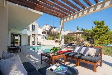 Beachfront Villa with Heated Pool, Okrug Gornji