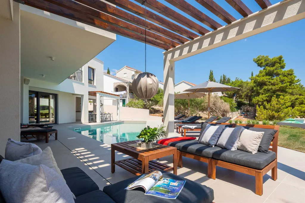 Beachfront Villa with Heated Pool, Okrug Gornji