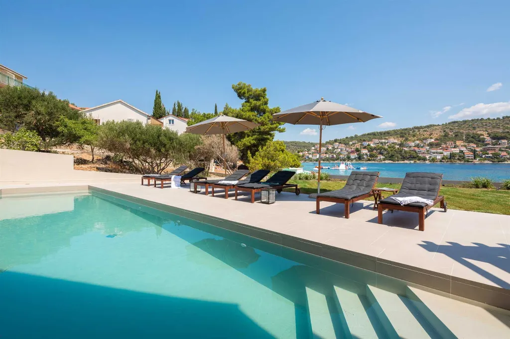 Beachfront Villa with Heated Pool, Okrug Gornji