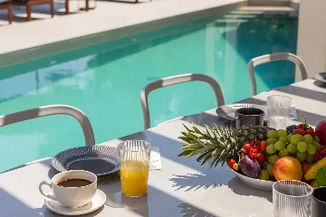 Beachfront Villa with Heated Pool, Okrug Gornji