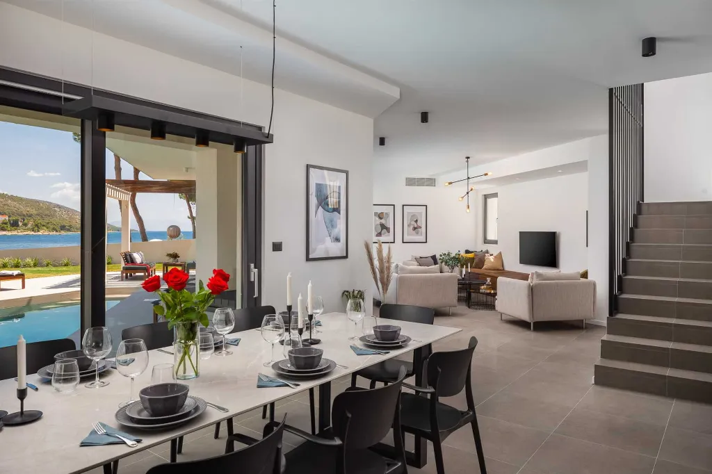 Beachfront Villa with Heated Pool, Okrug Gornji