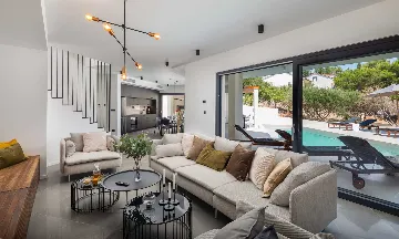 Beachfront Villa with Heated Pool, Okrug Gornji