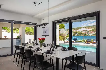 Beachfront Villa with Heated Pool, Okrug Gornji