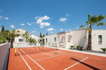 Beachfront Villa with Heated Pool, Okrug Gornji