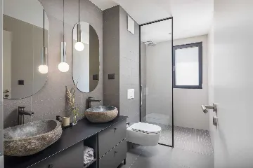 Beachfront Villa with Heated Pool, Okrug Gornji