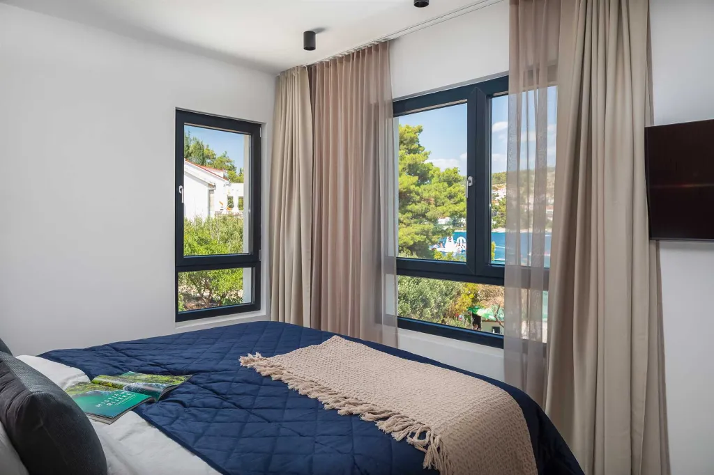 Beachfront Villa with Heated Pool, Okrug Gornji