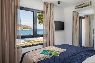 Beachfront Villa with Heated Pool, Okrug Gornji