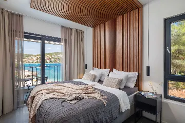 Beachfront Villa with Heated Pool, Okrug Gornji