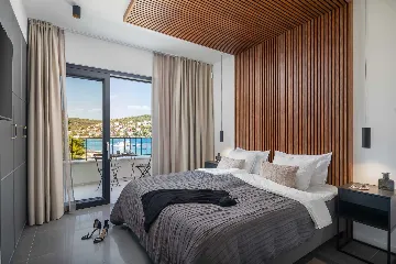 Beachfront Villa with Heated Pool, Okrug Gornji