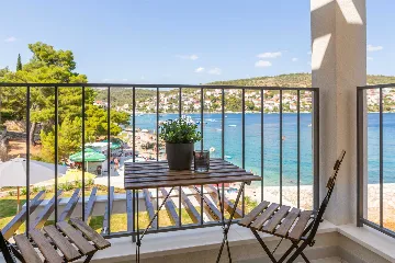 Beachfront Villa with Heated Pool, Okrug Gornji