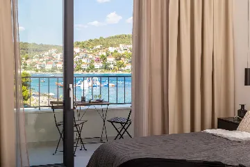 Beachfront Villa with Heated Pool, Okrug Gornji