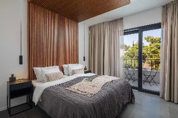 Beachfront Villa with Heated Pool, Okrug Gornji