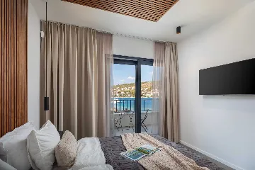 Beachfront Villa with Heated Pool, Okrug Gornji