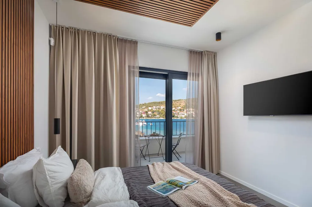Beachfront Villa with Heated Pool, Okrug Gornji