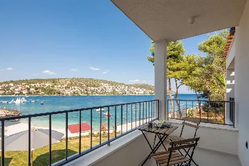 Beachfront Villa with Heated Pool, Okrug Gornji