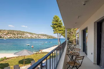 Beachfront Villa with Heated Pool, Okrug Gornji