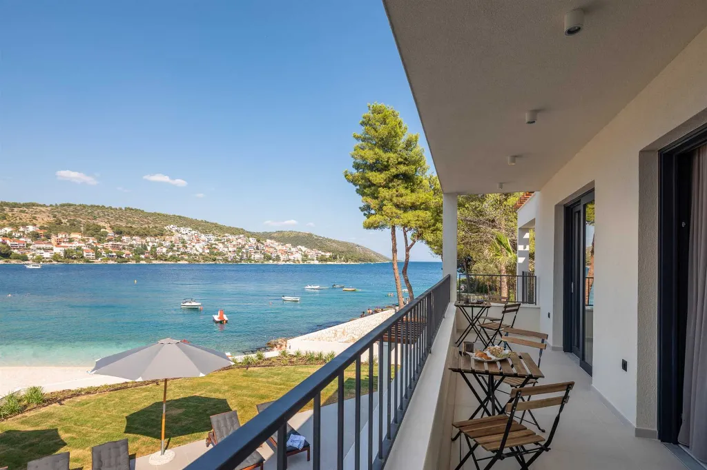 Beachfront Villa with Heated Pool, Okrug Gornji