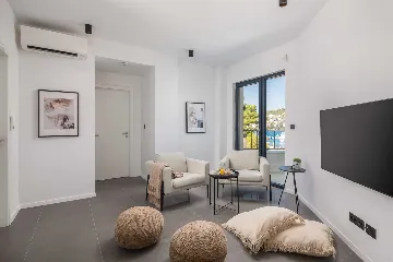 Beachfront Villa with Heated Pool, Okrug Gornji