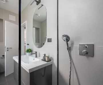 Beachfront Villa with Heated Pool, Okrug Gornji