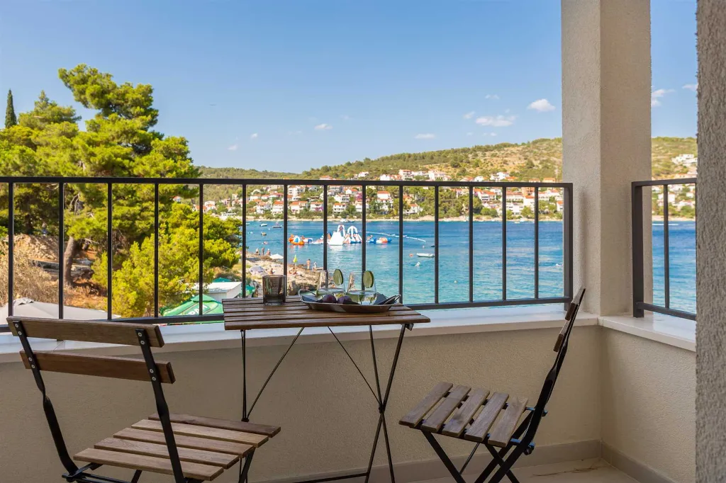 Beachfront Villa with Heated Pool, Okrug Gornji