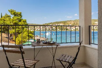 Beachfront Villa with Heated Pool, Okrug Gornji