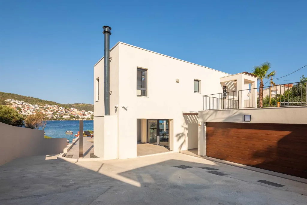 Beachfront Villa with Heated Pool, Okrug Gornji