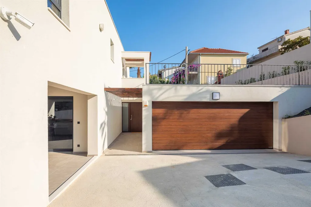 Beachfront Villa with Heated Pool, Okrug Gornji