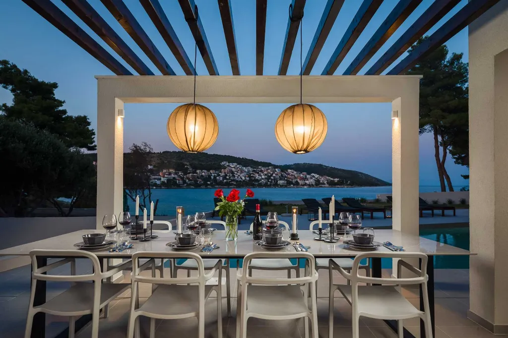 Beachfront Villa with Heated Pool, Okrug Gornji